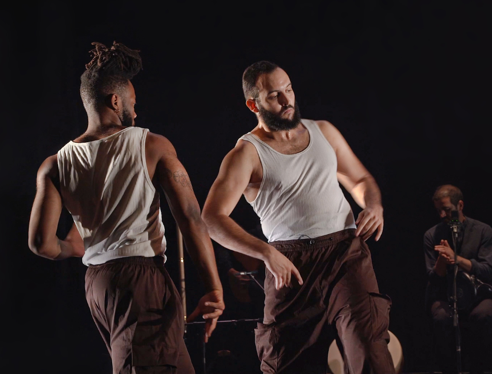 Deux danseurs sur une scène