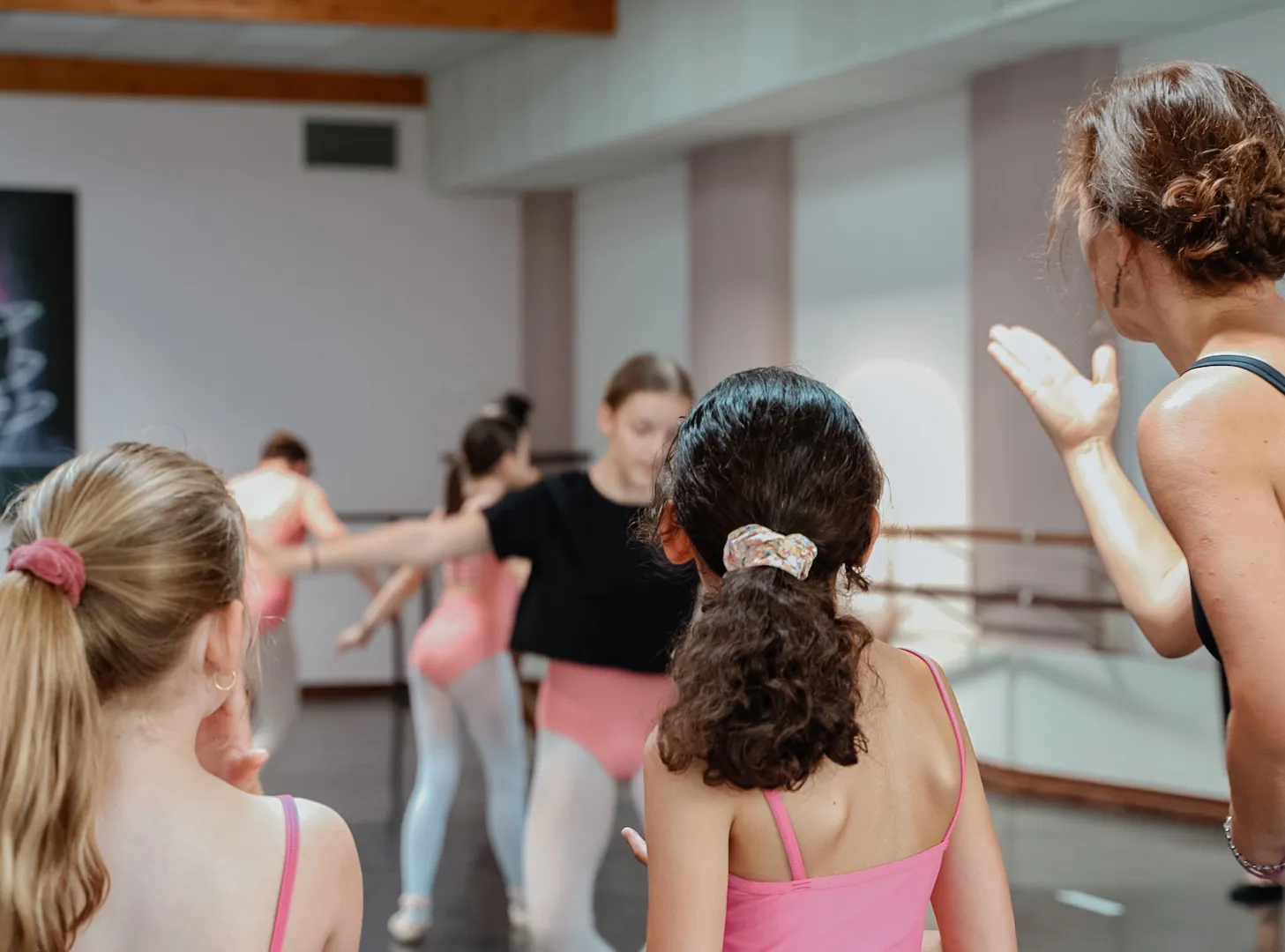 Une professeur de danse et ses élèves enfants