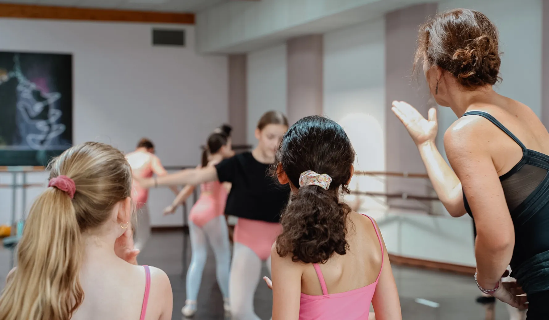 Une professeur de danse et ses élèves enfants