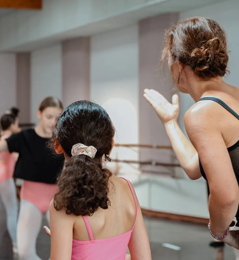 Plusieurs élèves avec leur prof de danse dans un studio