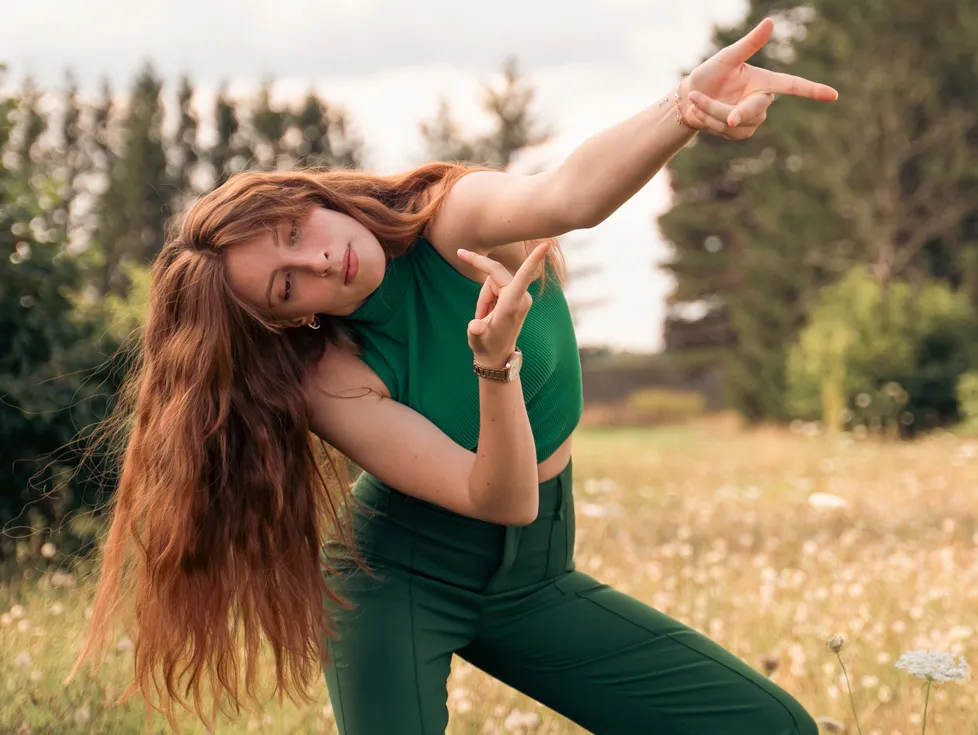 Danseuse rousse habillée en vert dans la nature