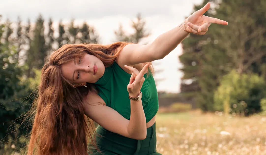 Danseuse rousse habillée en vert dans la nature