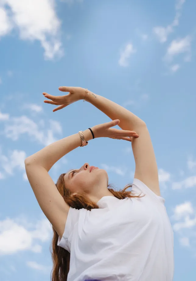 Danseuse en mouvement vers le ciel