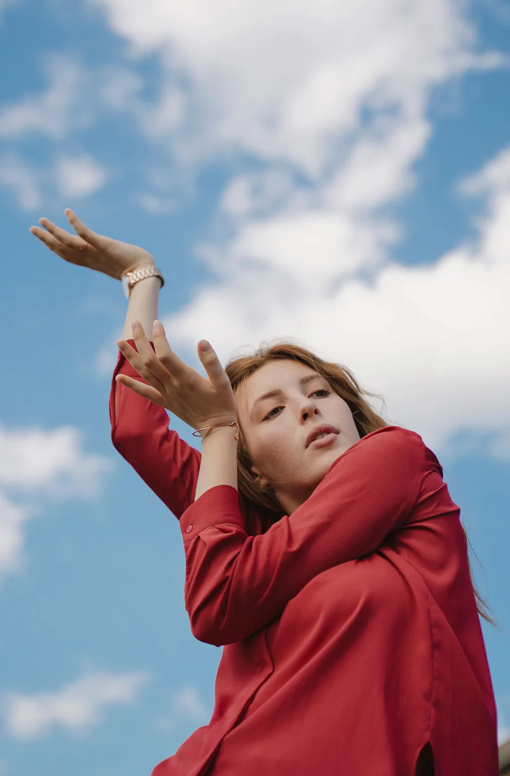 Danseuse en mouvement les bras vers le ciel