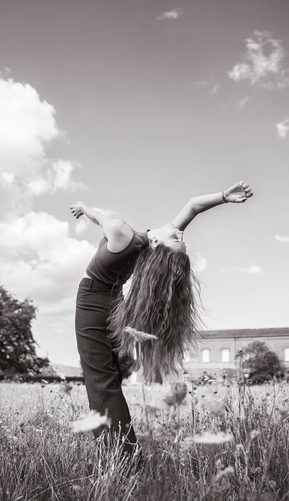 Danseuse avec la tête en arrière dans la nature