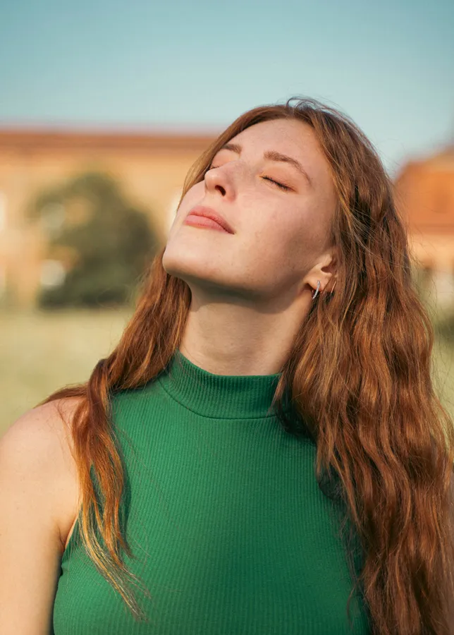 Portrait serré d'une femme rousse