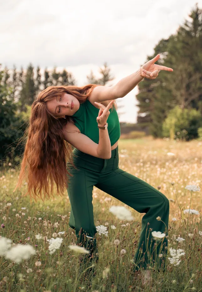 Danseuse rousse dansant dans la nature