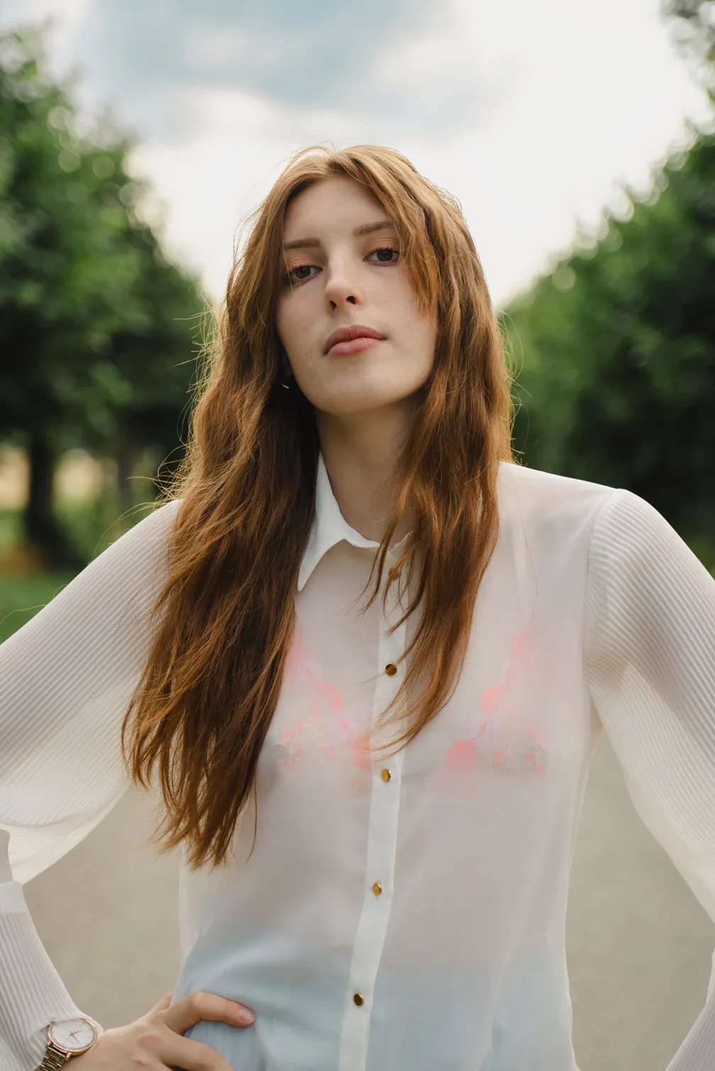 Portrait d'une femme rousse dans la nature