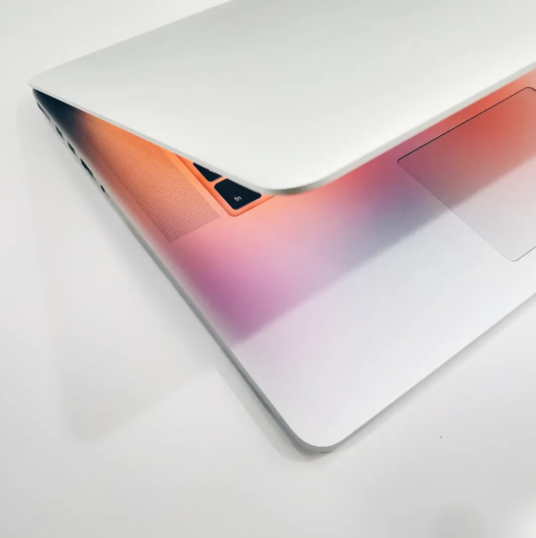 Macbook élégant allumé à moitié fermé