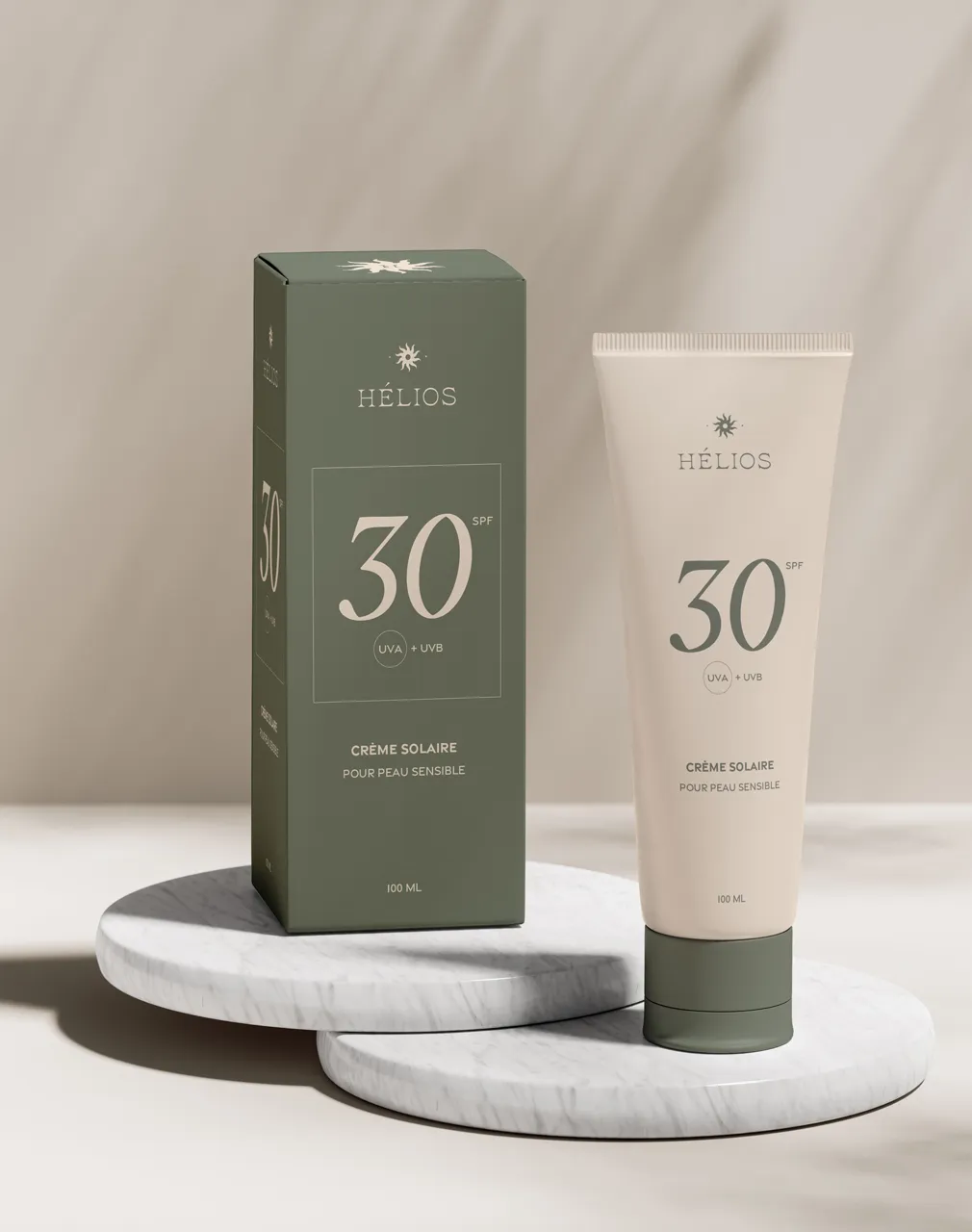 Packaging de la crème solaire SPF 30 Hélios sur un fond beige