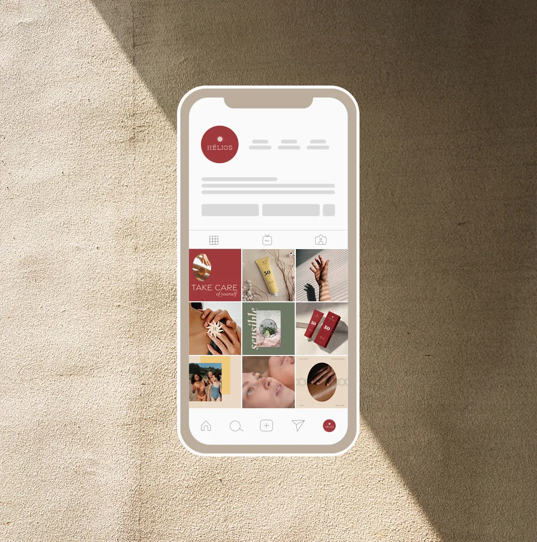 Feed Instagram de Hélios dans un téléphone sur un fond photographique beige