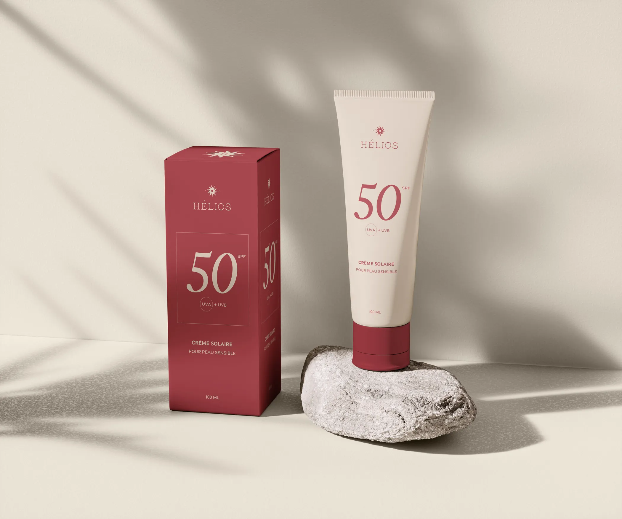 Packaging de la crème solaire  SPF 50 Hélios sur un fond beige