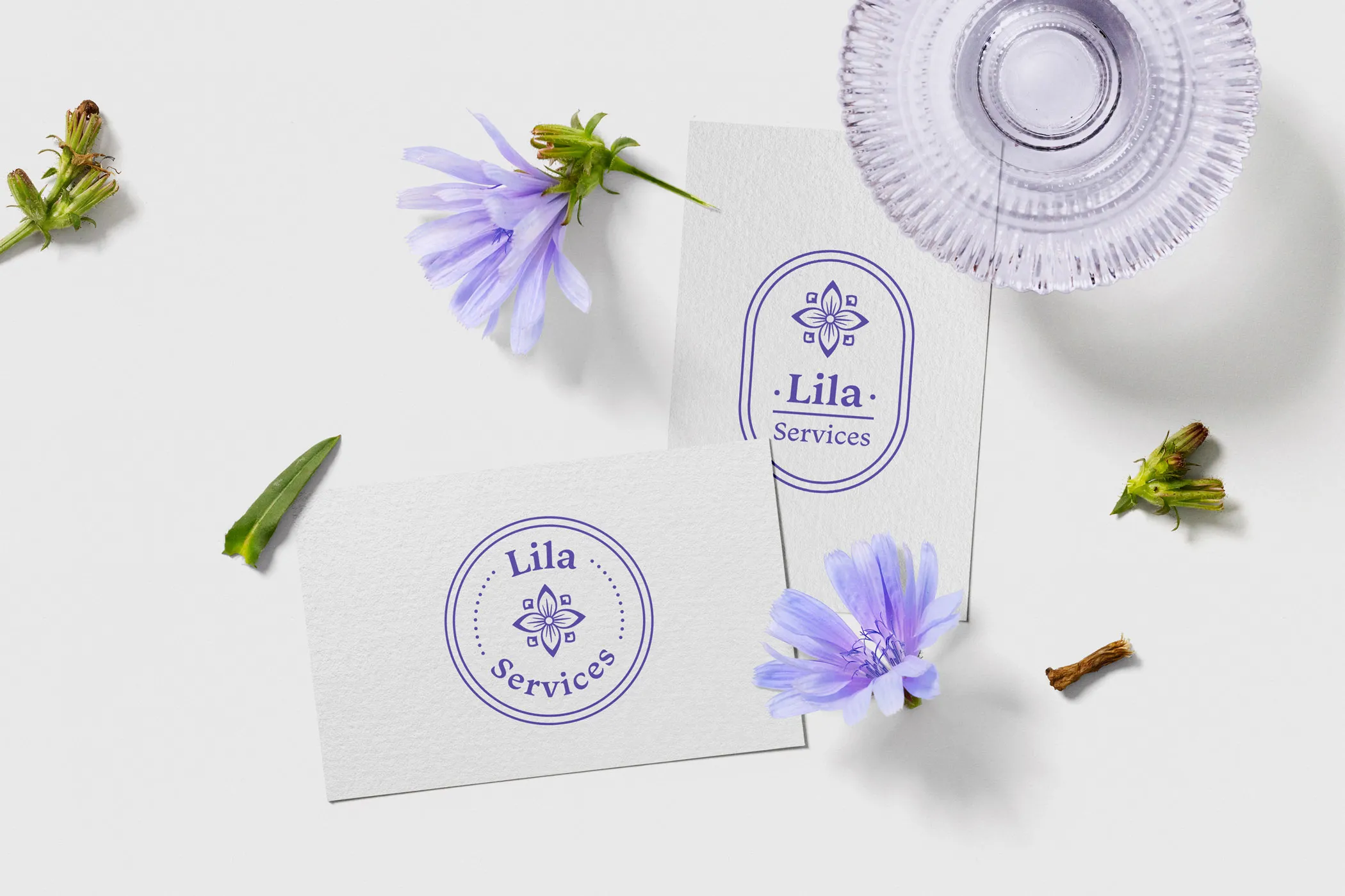 Deux logo de Lila Services sur des feuilles blanches avec des fleurs autour