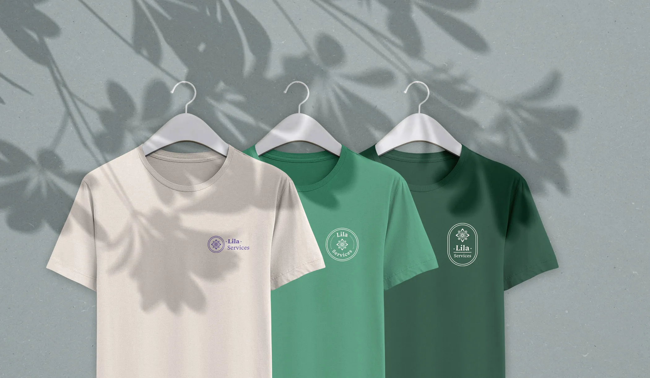 T-shirts aux couleurs de Lila Services sur un fond vert