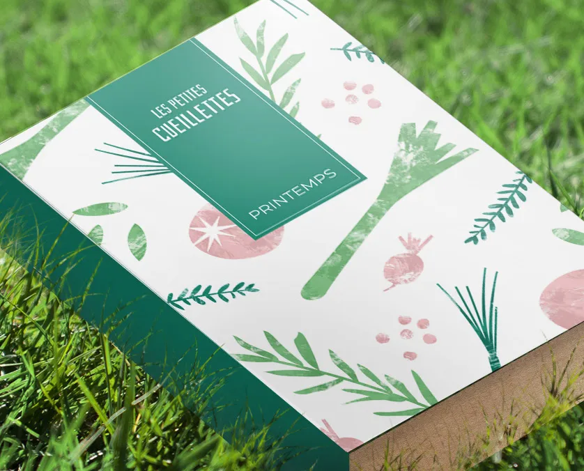 Coffret des Petites Cueillettes posé dans de l'herbe