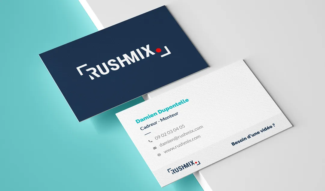 Deux cartes de visite de l'entreprise Rushmix sur un fond bleu et blanc