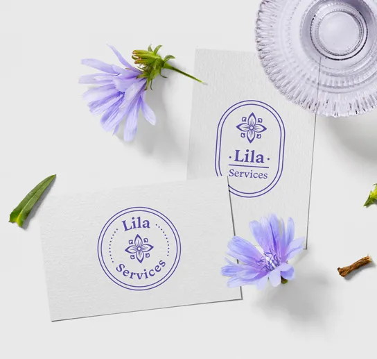 Deux logo de Lila Services sur des feuilles blanches avec des fleurs autour