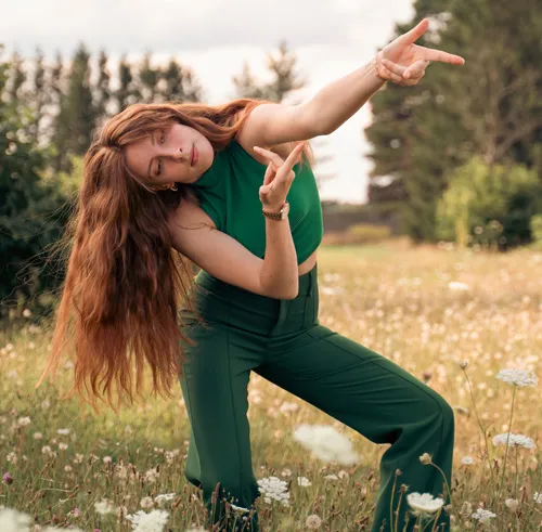 Danseuse rousse habillée en vert dans la nature