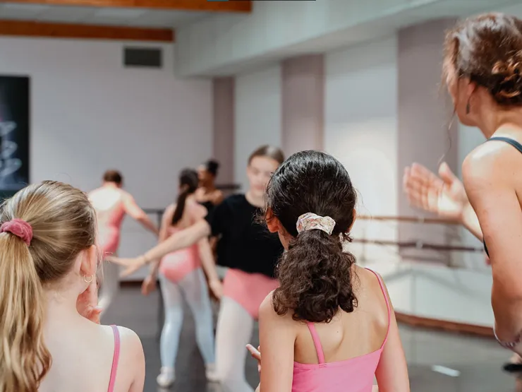 Plusieurs élèves avec leur prof de danse dans un studio