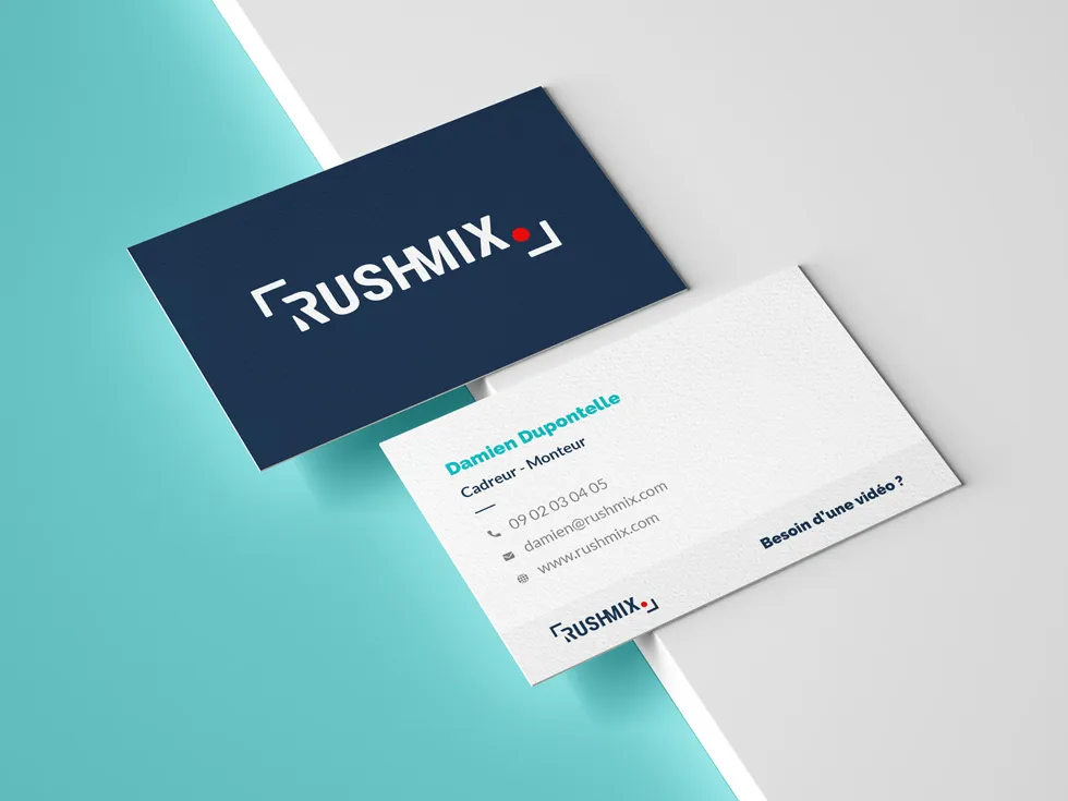 Deux cartes de visite de l'entreprise Rushmix sur un fond bleu et blanc